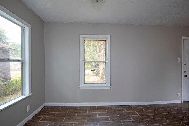 Building Photo - 6725 Bunche Dr