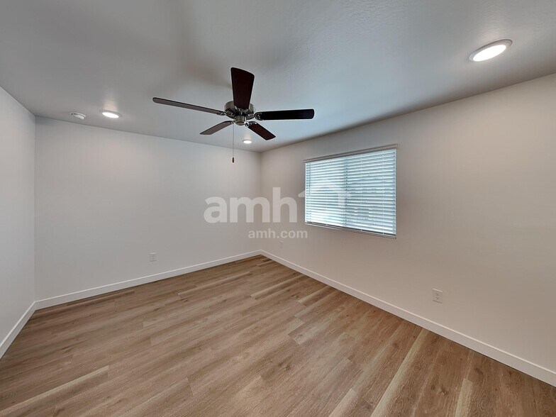 Building Photo - 9818 W Parkway Dr