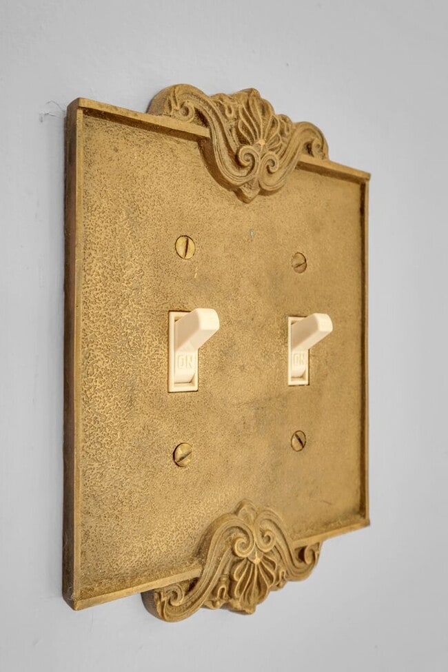 Building Photo - Available in March. Nashville 2 BED charming cottage for rent. Renovated with darling details and...