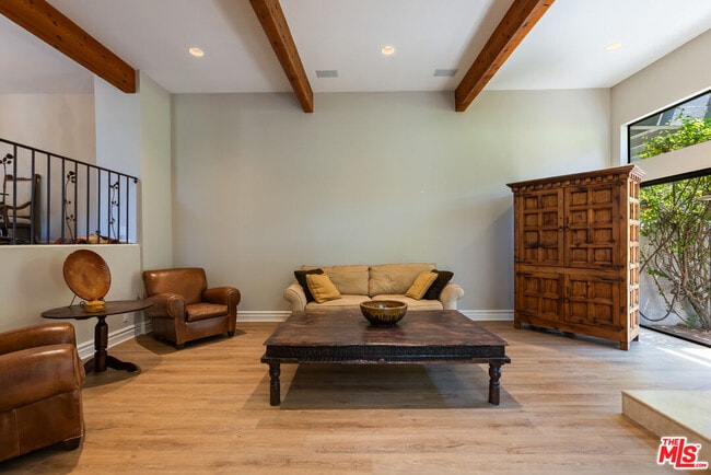 Building Photo - 1541 Palisades Dr