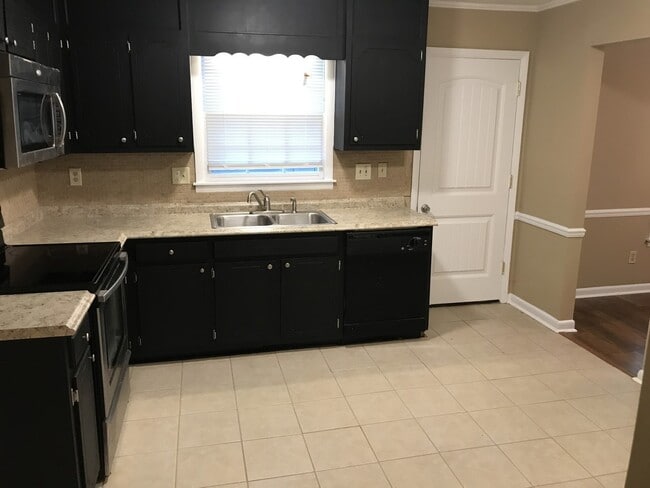 Building Photo - 3 bed 2 bath home for rent