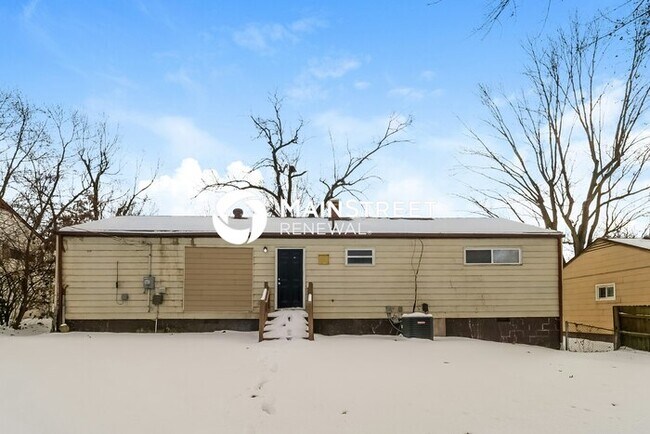 Building Photo - 4 Bedroom Pet-Friendly Home in Grandview, ...