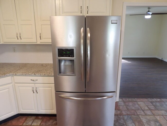 Building Photo - 102 Cedar Dr