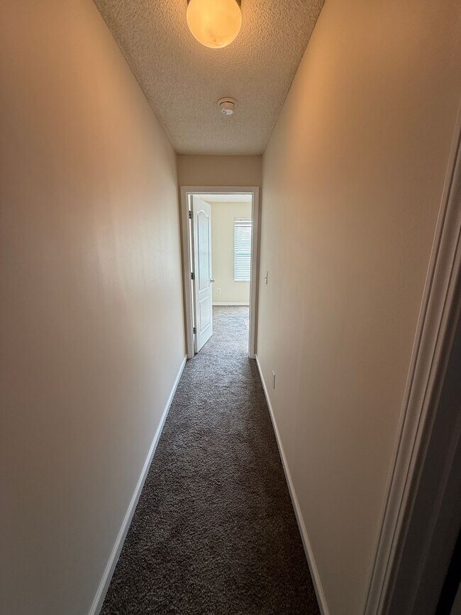 Building Photo - Discover Comfort and Convenience 3 BR/3 BA Home in Desirable Bridgewater Community!