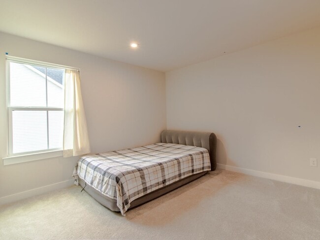 Building Photo - WINTER RENTAL - 3 BED 2.5 BATH SINGLE FAMI...