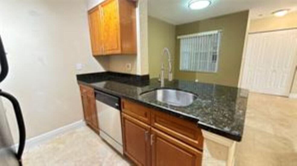 Building Photo - 2803 N Oakland Forest Dr