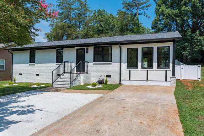 Building Photo - 5708 Southampton Rd