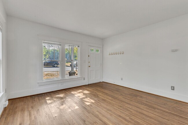 Building Photo - Charming Sylvan Park Shotgun Apartment in a Darling Triplex!