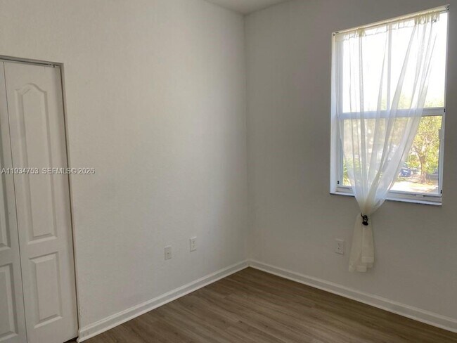 Building Photo - 3760 NE 9th Ct