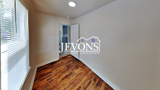 Building Photo - Step into your new residence, a charming s...