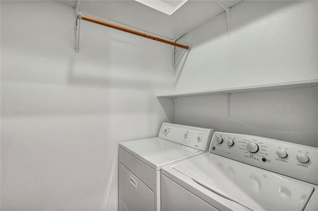 Building Photo - 1307 Kinney Ave