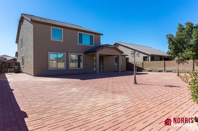 Building Photo - Beautiful Large Home Available Now!