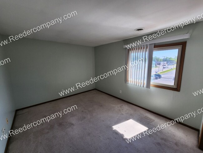 Building Photo - 2 Bedroom / 1 Bath Condo