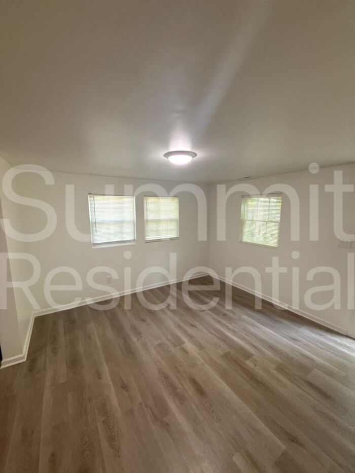 Building Photo - 604 Betty St