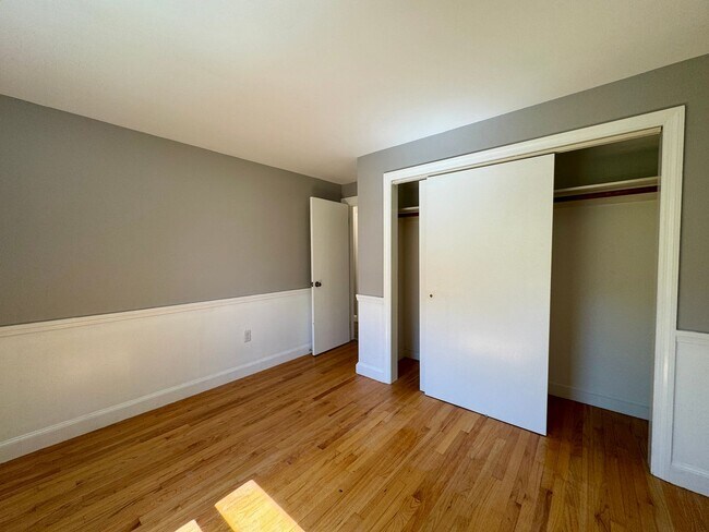 Building Photo - $3,195 Spacious 4BD/2BA Home w/Fenced Back...