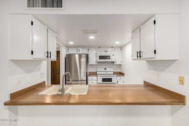 Building Photo - 3030 Hayden Rd