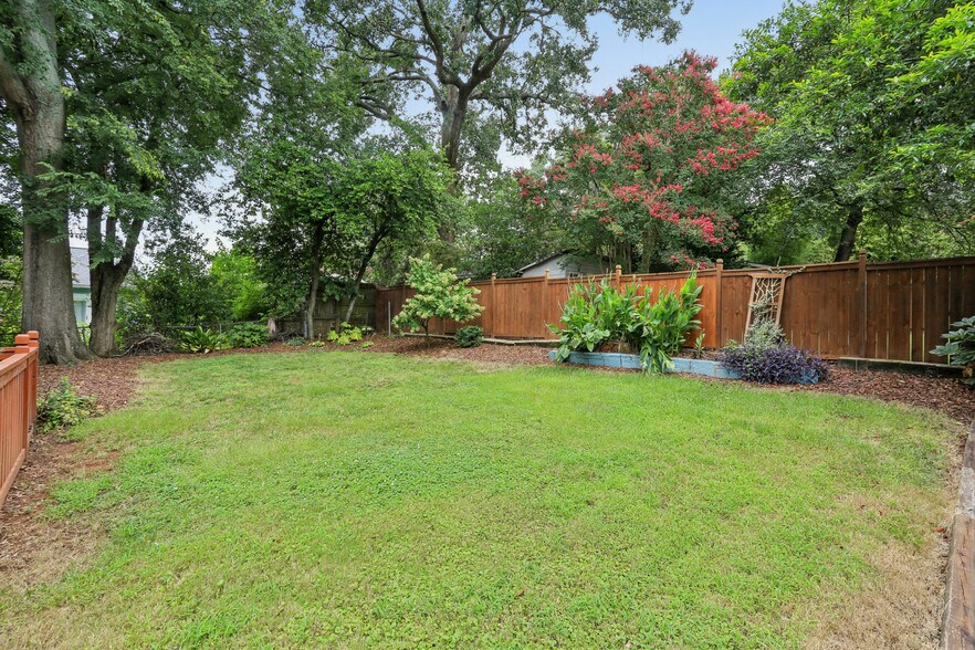 Flat, fenced backyard - 781 Rosedale Ave SE