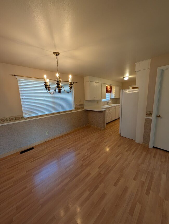 Building Photo - 675 University Dr