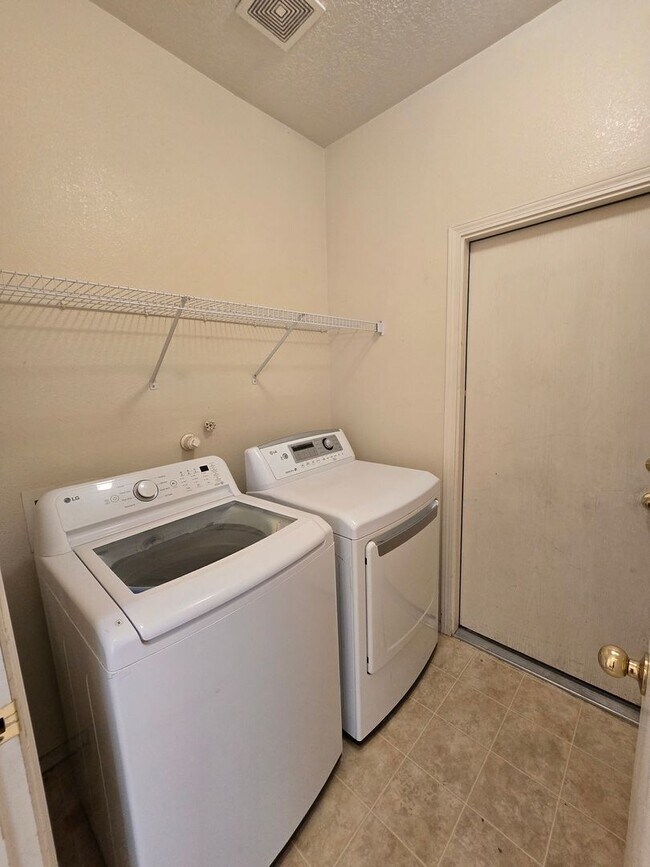 Building Photo - 4 bed, 2 bath home in Northern Meadows