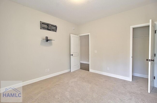 Building Photo - 220 Fairview Dr NE