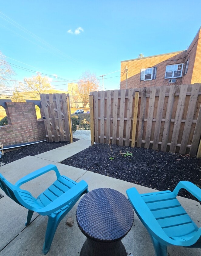 Private yard - Main Line Village