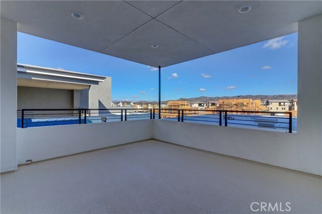 Building Photo - 130 Spectacle