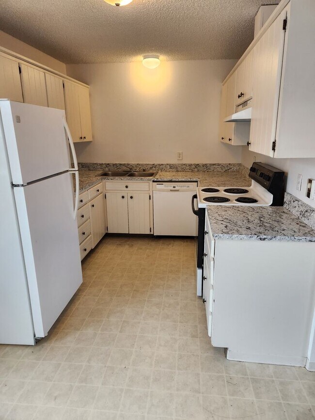 Building Photo - Selah 3br 1ba duplex with carport and WATE...