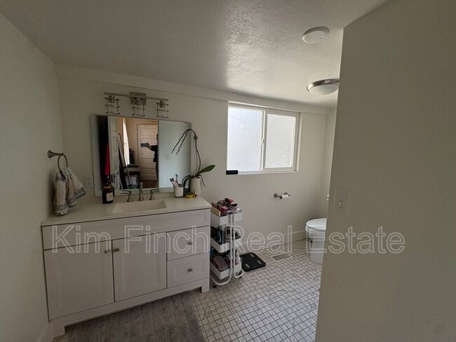 Building Photo - 1149 S Lk St