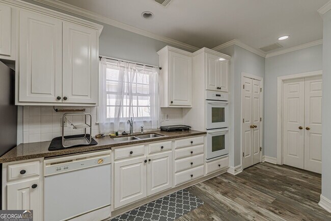 Building Photo - 203 Prestwick Way N