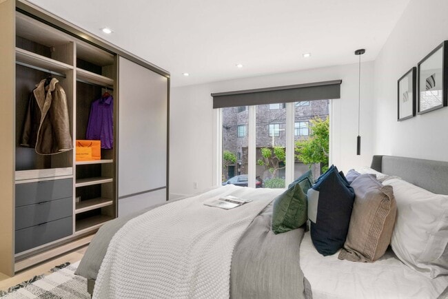 Building Photo - Updated and Modern 4 Bed + Office, 3.5 Bat...