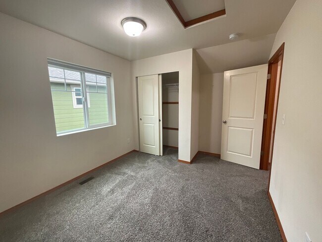 Building Photo - 3 Bed, 2.5 Bath with Garage and Fully Fenced Back Yard