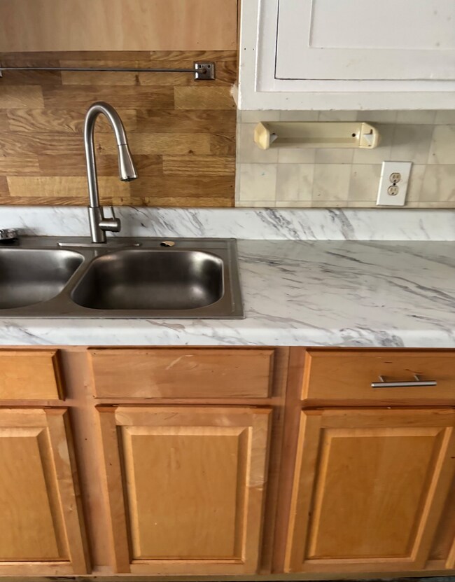 Building Photo - 3 bed + bonus room and 1 bath