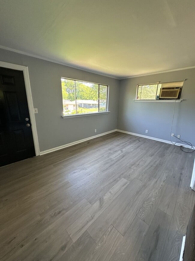 Building Photo - Cozy 2 Bed Room Rental with Large Yard & Easy Commute