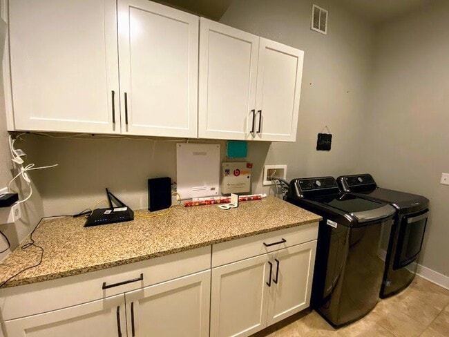 Building Photo - 5447 Valentia St