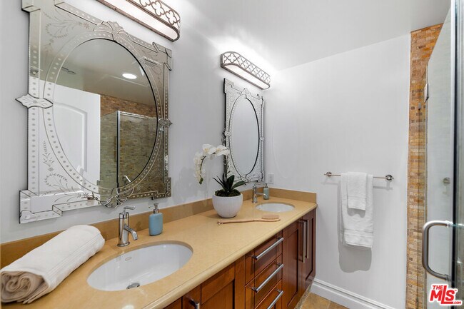 Building Photo - 841 Westmount Dr