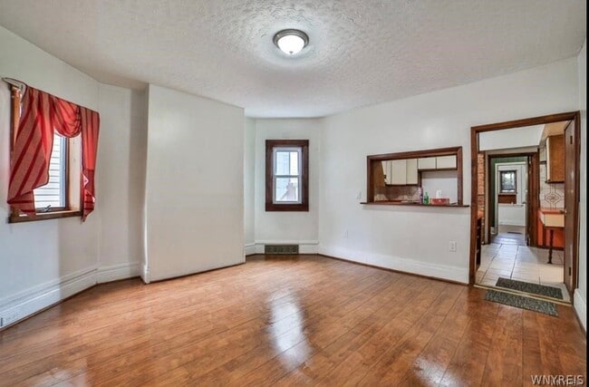 Building Photo - 421 E Utica St