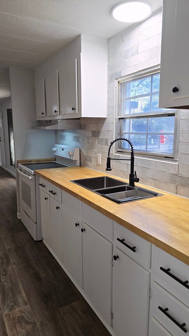 Building Photo - 77 3rd St