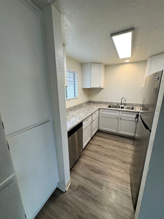 Building Photo - Upgraded West Ventura Apartment with Balcony
