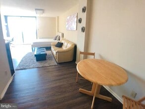 Building Photo - 118 Monroe St