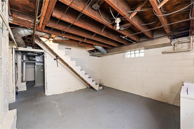 Building Photo - 318 Sprott Way