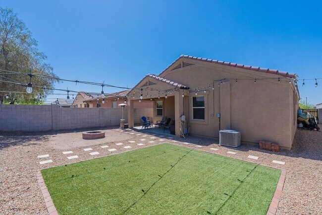 Building Photo - Serene 3-Bedroom 2-Bath 3 Car Garage Retre...
