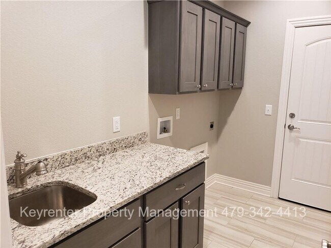 Building Photo - Spacious 4-Bedroom Home with Modern Upgrades & Fenced Yard