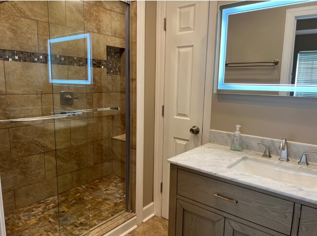 Building Photo - 305 Alexis St