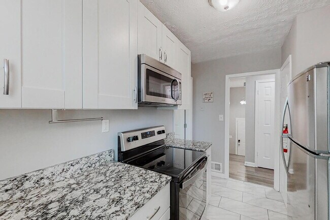 Building Photo - Stone Mountain House with Dining area. Modern & high-quality