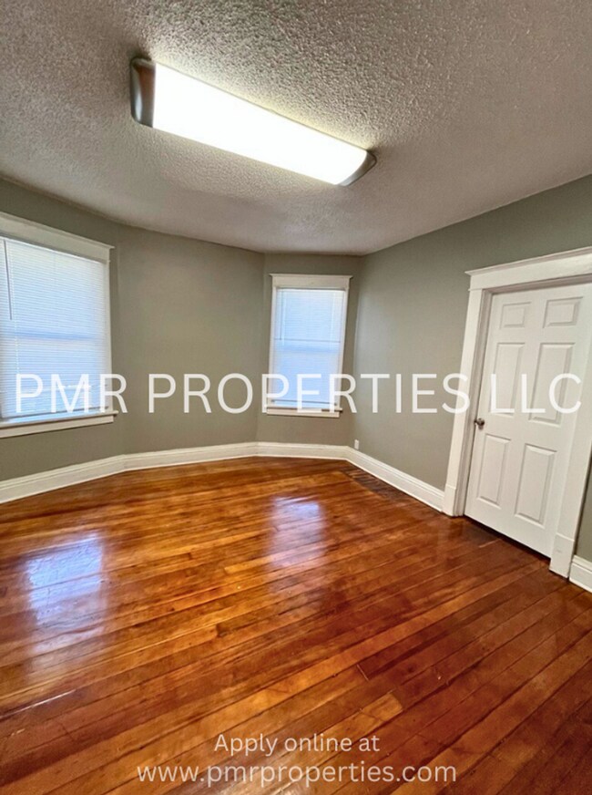 Building Photo - 4 Bedrooms/1 Bathroom House