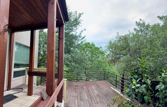 Building Photo - 512 Side Saddle