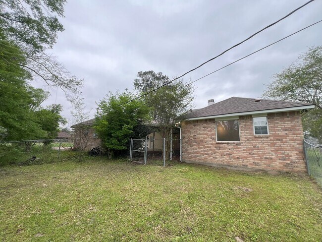 Building Photo - Newly remodeled, 4 bedroom, 2.5 bathroom home in Baton Rouge, LA