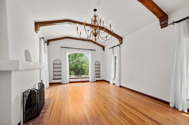 Building Photo - Kensington Exceptional Location 4Bed 3.5 Bath Private Gated Spanish Estate like property