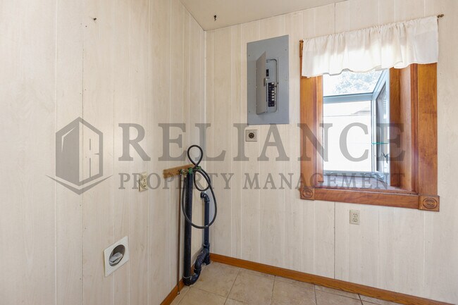 Building Photo - 743 N Gow St