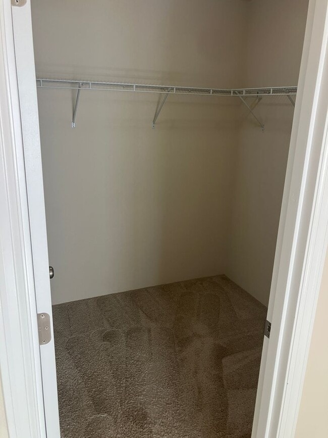 Building Photo - Three Bedroom Townhouse in South Salem